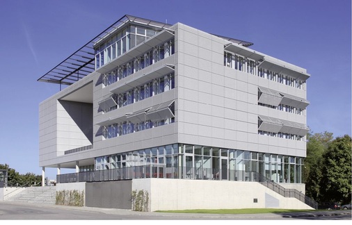 Perfekt in die Fassade integrierte Sonnen- und Blendschutzsysteme finden immer mehr Einsatz in der Praxis.