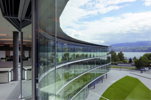 Die innere Fassadenebene des Swarovski-Gebäudes wurde mit 3-fach-Sonnenschutz-Gläsern Climatop verglast. Der Entwurf stammt von ingenhoven architects.