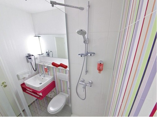 In den Bädern des Accor Hotels in Aachen hängen 102 ökologisch hergestellte Miralite Revolution Spiegel (li.)