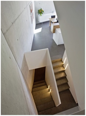 Die ungewöhnlichen Häuser weisen auch im ­Inneren ganze eigene Raumformen auf, die sich über die ­Geschosse staffeln und Licht von oben erhalten.