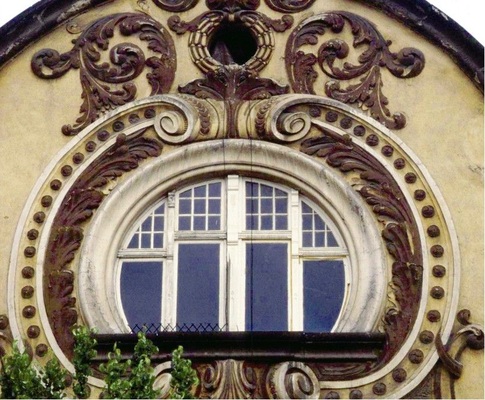 Typische Fensterteilung und Fensterform zu Zeiten des ­Jugendstils.