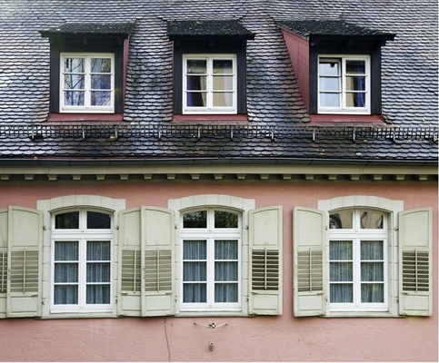Im Klassizismus und Historismus vergrößerten sich die Glasfelder zwischen den Holzsprossen.