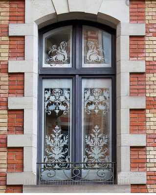 Auch die Fensterscheiben dienten als Projektionsfläche für die florale Ornamentik des Jugendstils.