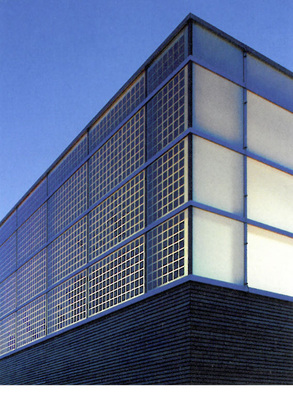 Fassadenintegrierte PV ist heute ein Nischenmarkt, wobei aktuelle Prognosen davon ausgehen, dass der europäische Markt bis 2016 auf bis zu 2,7 Mrd. Euro jährlich wachsen kann.