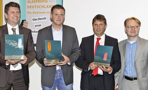 Die Gewinner aus der Reihe „Glasprofis aus Deutschland“ (v.l.): Für Glas Dersch nahm Carsten Engelhardt (SGDG) den 3. Preis entgegen. Sandro Lamprecht, Verkaufsleiter des Glaskontors Erfurt (1. Preis) und Axel Nunner, Vertriebsleiter bei arcon (2. Preis) sowie GLASWELT Chefredakteur Matthias Rehberger.