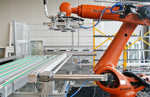 Kompakte Klebestation: Mit einem Kuka-Roboter lässt sich die Glasscheibe …