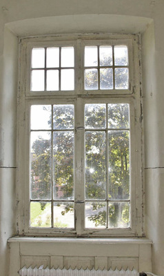 Holzfenster mit Sprossen aus Stahl am Psychiatrischen Krankenhaus in Wiesloch.