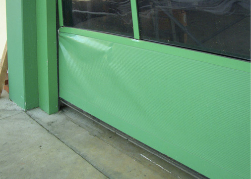 Wesentliche oder unwesentliche Beschädigung? Wenn man bedenkt, dass das ­Sektionaltor 10 × 5 m groß ist, sollte hier zwingend repariert werden.