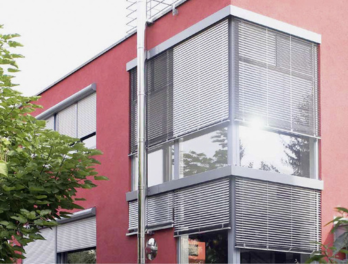 Raffstoren bieten im Zusammenspiel mit automatischen Steuerungssystemen den perfekten Sonnenschutz und eine hohe Energieeffizienz.