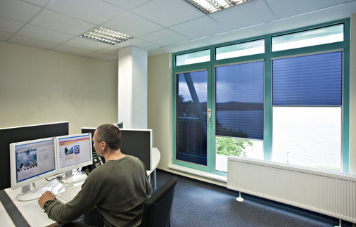 Gerade bei Bildschirmarbeitsplätzen ist der Blendschutz eine unverzichtbare Komponente und über die Arbeitsstättenverordnung gesetzlich vorgeschrieben.