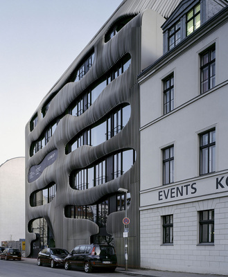 Kontrast zur Gründer­zeitbebaung: Der ­Neubau an der ­Berliner Johannis­straße ist mit Sonnenschutzglas des ­Flachglaswerks ­Radeburg GmbH ­ausgestattet.