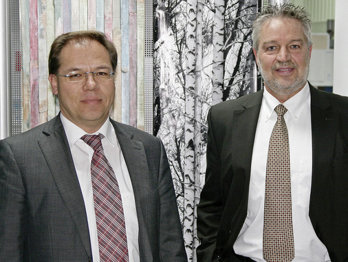 Im Gespräch mit der GLASWELT: Geschäftsführer Marketing und Vertrieb Lothar ­Machule (r.) und Rainer Irouschek, Leiter des Geschäftsfelds skai Exterior. - © Foto: Daniel Mund
