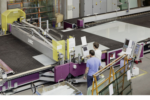 Die Fertigung in Regensburg verfügt über einen hohen Automationsgrad: Zuschnitt, Isolierglasproduktion sowie Qualitätskontrolle erfolgen vollautomatisch.