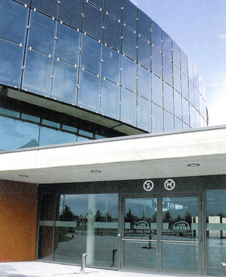 Die EWE-Arena Oldenburg (von asp Architekten) ist mit fassadenintegrierten PV-Modulen ausgestattet, die zusätzlich Sonnenschutzfunktion übernehmen.