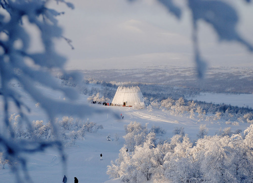 Im hohen Norden: Mitten in der Wildnis fügt sich das von weitem sichtbare Restaurant Tusen harmonisch in die Berglandschaft ein. Das Gebäude ist nur zu Fuß oder mit Skiern zu erreichen. - © Foto: Hans Murman/Velux
