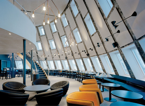 Das Gebäude besteht aus zwei Stockwerken. Durch zahlreiche Velux Dachfenster dringt das besondere Nordlicht in den Innenraum und erzeugt eine wohnliche Atmosphäre.