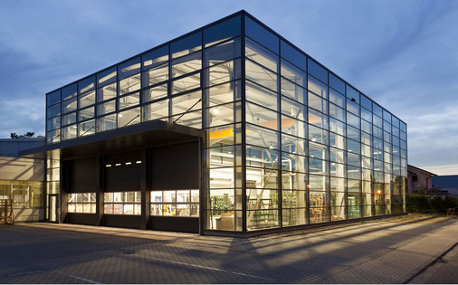 Die Fassade der neuen Halle ist komplett mit hochwärmedämmendem 3-fach-ISO (U<sub>g</sub> 0,6 W/m²K), inklusive Sonnenschutzfunktion und Selbstreinigungseffekt, verglast.