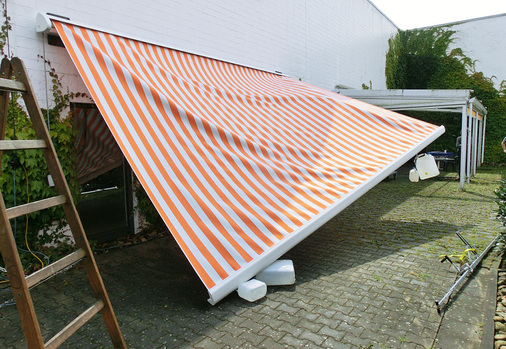 So sollte es nicht aussehen, wenn Markisen einem Belastungstest unterzogen werden. Interessierte Kunden sollten deshalb immer einen realen Blick auf das Produkt in der Ausstellung des Fachhändlers werfen und sich dort genau informieren, denn das Internet kann genau das nicht bieten.