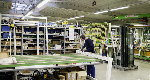 Bewusst wurde beim Hallenbau aus Gründen der Energieeinsparung auf eine niedrige Deckenhöhe ­geachtet.