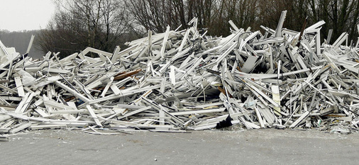 Kein Müll, sondern hochwertige Wertstoffe: Eingesammelte Altfenster, die in der ­Recyclinganlage in die einzelnen Stoff-Fraktionen aufgeteilt werden.