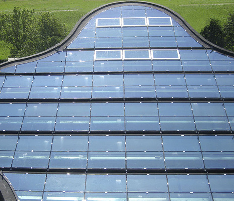 Im Dach sind eine Vielzahl an Modellscheiben verbaut. Dabei sind bei fast allen Verbund-Scheiben die Farben der jeweiligen Zwischenlage verschieden.