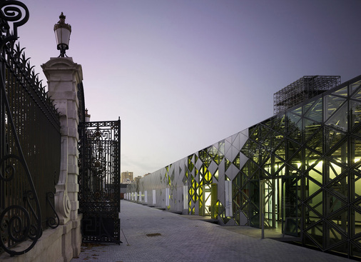 Durch die transparenten und geschlossenen Fassadenteile ergibt sich durch das Spiel aus Hell und Dunkel am Abend eine eindrucksvolle Stimmung.