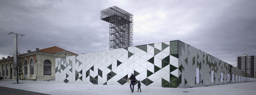 Der Blick von der Straßenebene: Die Dreieckselemente verleihen dem Gebäude einen besonderen Charakter. Dabei ist die Anordnung funktional und nicht zufällig.