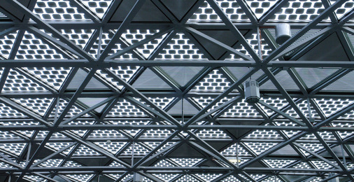 Fassade und Dach der „Platine“, dem Herzstück der Cité, sind von einem Netzwerk aus rund 14000 interaktiven und multifunktionalen Dreiecken umgeben.