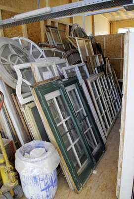 Noch warten viele alte Fenster auf ihre Verwertung. Neben dem Glas sind vor allem die Beschläge sehr begehrt.