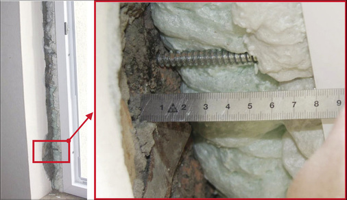 Bild 3: Detailansicht in die Baukörperanschlussfuge von innen, Befestigungsmittel ist aufgrund der zu großen Fugenbreite statisch unwirksam.