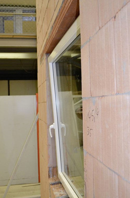 Auslenkung des Fensters bei statischer Prüflast von 3 kN ohne Befestigung oben und ohne seitliche Verklotzung.