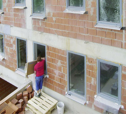 Aus dem Rohbaumauerwerk auskragende Fenster­bänke sind durch nachfolgende Arbeiten gefährdet.