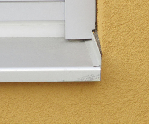 Fensterbank oder Laibung sind nicht im rechten Winkel eingebaut und bilden diese unschöne V-Fuge.