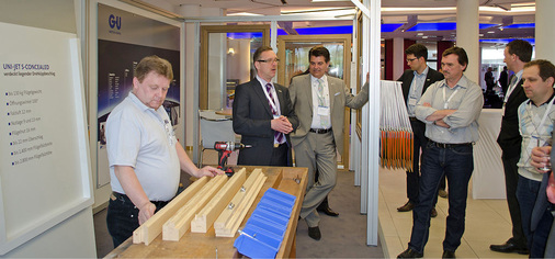 Auf der Fachtagung Holzfenster haben die Teilnehmer immer auch Gelegenheit in Workshops neue Produkte kennenzulernen. Hier präsentiert der Gastgeber GU den verdeckt liegenden Beschlag Uni-Jet S Concealed.