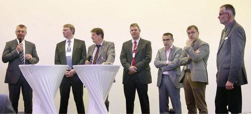 Die Referenten der Tagung bei der Diskussion (v. l.): Jörg Teller von der Rechtsanwaltsgesellschaft SMNG, Fenster­bauer Delef Timm, Ulrich Tschorn vom VFF, Martin Wiesmann (Remmers), Peter Schober und Christoph Rellstab (Holzforschung Austria und Berner Fachhochschule) und Wolfgang Jehl vom ift