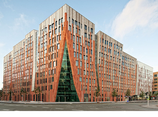 Beim Sumatrakontor tragen auch die vertikal aufstrebenden Fenster zu dem dynamischen Eindruck bei: Sie sind ebenso wie die Fassadenplatten höher als breit.