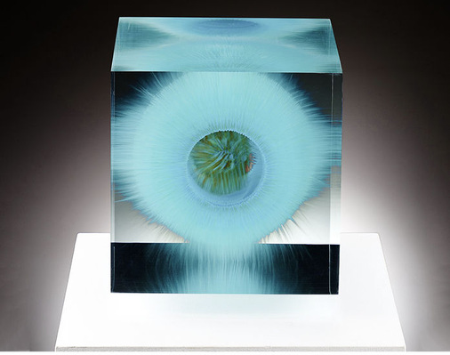 3. Preis: „„inor Bang“ von Wilfried Grootens (D), Opti­floatgläser, bemalt, verklebt, poliert, Größe 220 × 220 × 220 mm