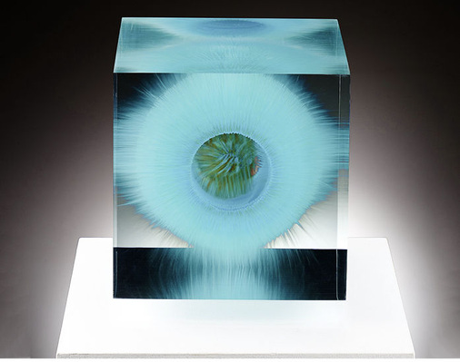 3. Preis: „„inor Bang“ von Wilfried Grootens (D), Opti­floatgläser, bemalt, verklebt, poliert, Größe 220 × 220 × 220 mm