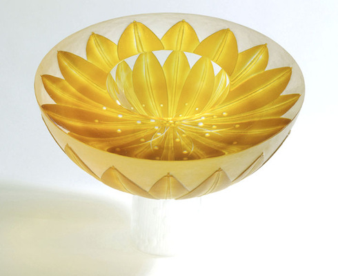 2. Preis: „Yellow Waterlily“ (Gelbe Wasserlilie) von Katharine Coleman, England, Größe 180 × 180 × 90 mm