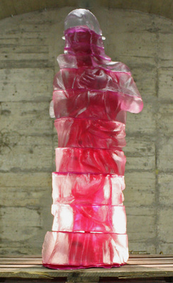 1. Preis: „Marien­erscheinung“ von Isabelle Böhm (D), Glas-Vollverschmelzung von innen bemalt, Größe 600 × 600 × 1500 mm