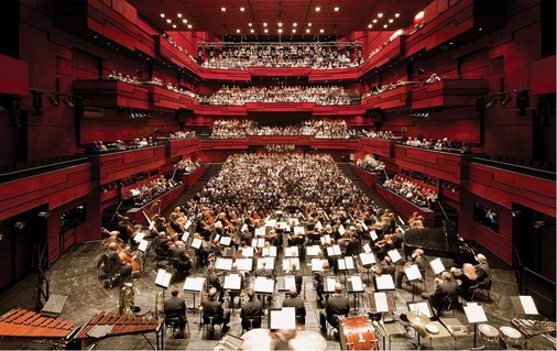 Auch die innen liegenden Räume sind sehr beeindruckend, wie beispielsweise der in Rot gehaltene große Konzertsaal. - © Foto: Nic Lehoux
