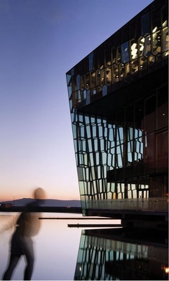 Der skulpturale Bau wurde mitten im alten Hafen der isländischen Hauptstadt errichtet. Er markiert damit den Übergang zwischen Land und Wasser. Er öffnet sich mit seiner Fassade dabei auch zum Meer hin.
