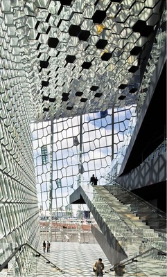 Die Glashaut wurde an verschiedenen Stellen mit dichroitischem Glas mit Farbeffektbeschichtung und unterschiedlich ­reflektierenden Schichten ausgestattet. Dies zeigt sich u.a. im farbigen Schattenwurf.