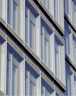 Die Fassadenelemente in Köln sind dreifach isolierverglast und erreichen einen UCW-Wert von 1,1 W/m²K. - © Foto: Schüco
