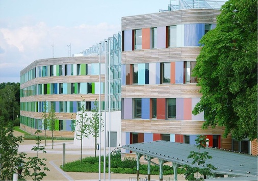 Das Umweltbundesamt in Dessau wurde vom Bund als Modellprojekt für nachhaltiges Bauen nach BNB-Standard erstellt. Der Entwurf stammt von Sauerbruch Hutton.