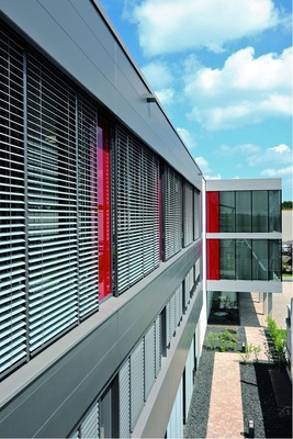 Der steuerbae Raffstore ermöglicht durch seine verstellbaren Lamellen ein weites Einsatzspektrum.