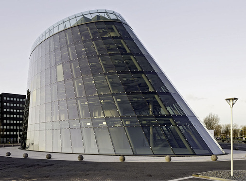 Bei dem Amsterdamer Bürogebäude „The Curve“ sorgen die bis zu 5 m langen und teils bis zu 1 t schweren Glas-Panels für Wärmedämmung, Sonnenschutz und gleichzeitig hohen Tageslichteinfall.