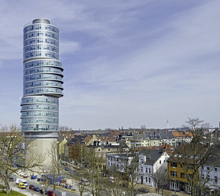 Die Teilbeschichtung der Interpane-Gläser mit ipachrome design sorgt gerade auf der Südseite für zusätzlichen Sonnenschutz und lässt die Fassade in changierenden Blautönen erstrahlen.