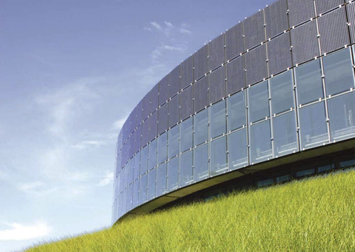 Die Sonnenschutzmodule produzieren im Jahr bis zu 21800 Kilowattstunden Strom. Die Steuerung der PV-Gläser erfolgt durch das Colt Steuerungs- und Regelungssystem ICS4Link, das noch weitere Gewerkebereiche umfasst.