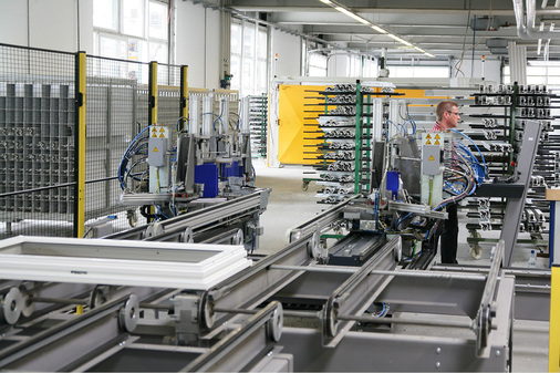 Bei der Schmidt-Fenster GmbH sind zwei 4-Kopf-Schweißmaschinen mit einer kompakten Schweißkopfkonstruktion mit Linearführung installiert.
